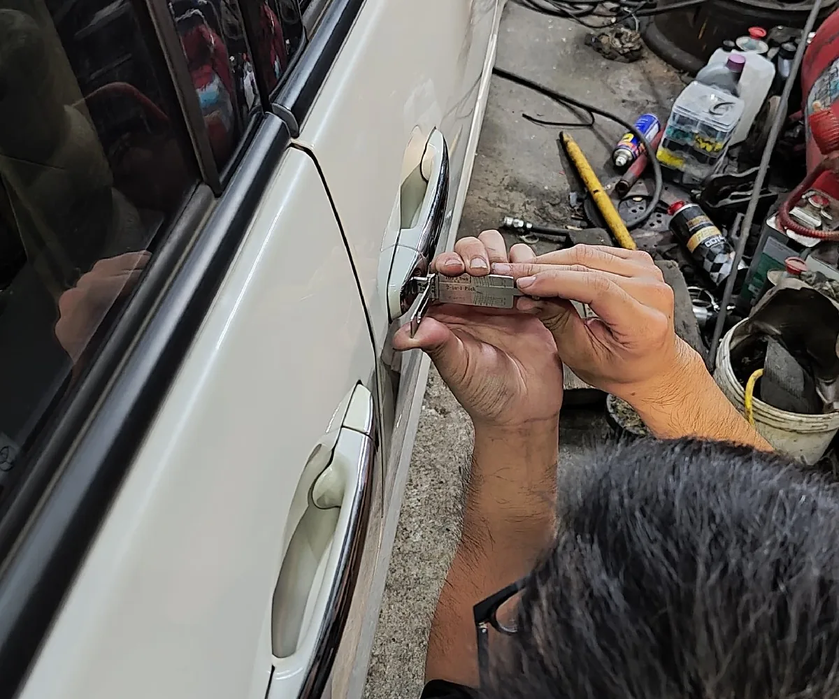 汽車開鎖車門鎖與尾箱鎖服務